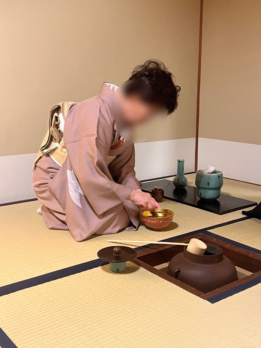 2025年1月🍵
新年最初の活動は初釜を行いました。
宝来屋の花びら餅、京樽の茶巾鮨を頂き、先生に濃い茶を立てて頂きました。
 #owu #大妻女子大学  #茶道部