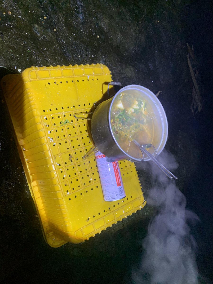 離島地磯瀬泊まりしてきました。
虫もあんまりおらんし、多少の雨でも夜寒すぎる事もないし、でも汁物が美味しい寒さではあるし、可能性としてもタイミングによっては期待は持てるし、
今の時期が1番好きかもしれない。
毎度の如く釣れてないけど。