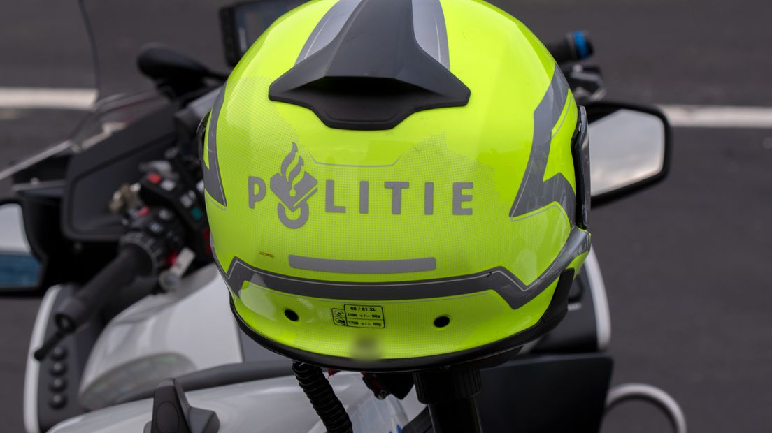 Auto botst op politiemotor bij poging tot ontlopen alcoholcontrole