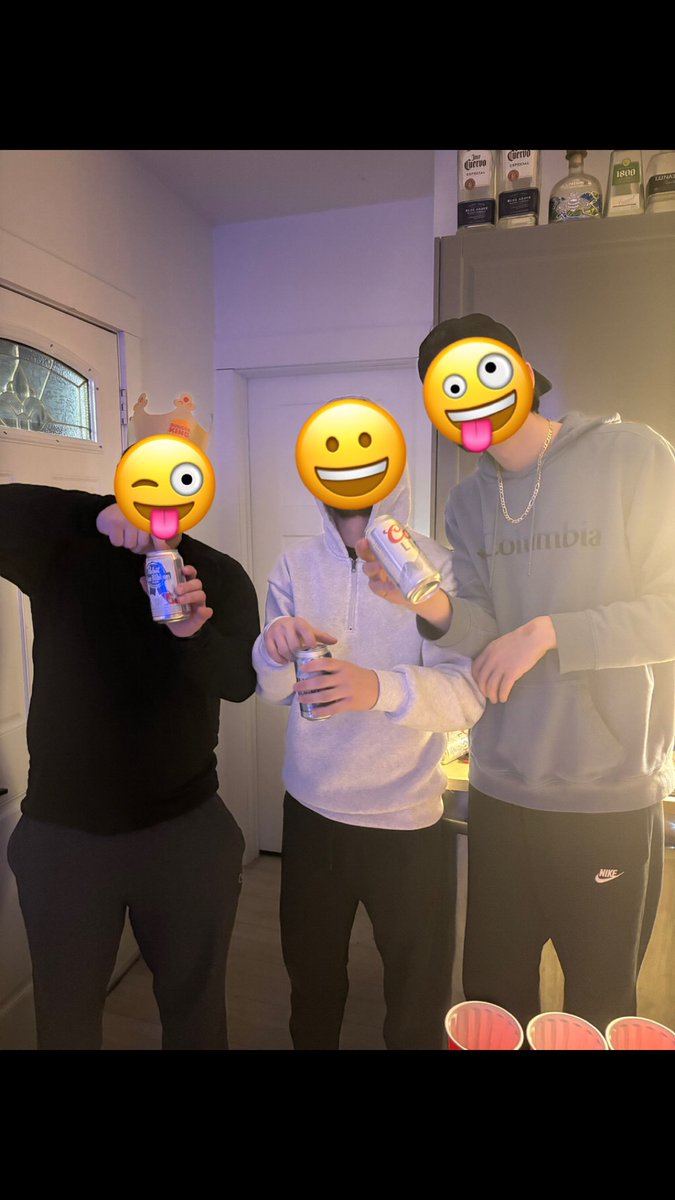 hooker22017's tweet image. So tapped in tonight. 
#thefellas #drunk #oneeyeclosed #offcampus