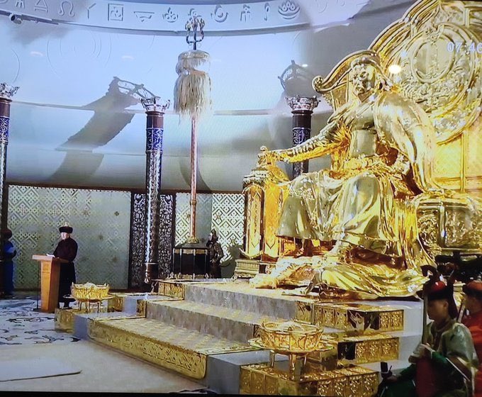 Боловсролгүй ерөнхийлөгчтэй байхын зовлон дуусахгүй