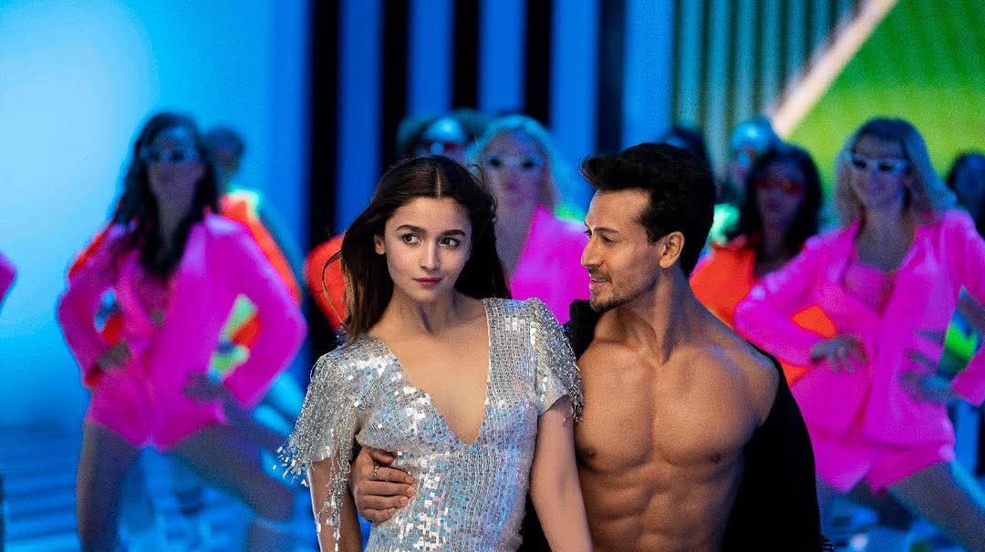 CineBuff2003's tweet photo. When Shanaya Singhania met Rohan Sachdev ๐ฅต๐ซ๐
#HookUpSong ft. #TigerShroff ร #AliaBhatt ๐๐ซถ
#HappyBirthdayTigerShroff #Baaghi4 https://t.co/uwUewfQuhC