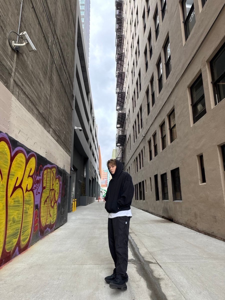 [#鶴房汐恩]
LA 公演楽しすぎて久々にバテた。

LA JAMsのノリが最高すぎてほんまに楽しかった。

また俺と叫び声 張り合ってください。

Thank you LA〜〜〜🇺🇸

Super calorie attack!!!!!🍕🍔

#JO1 #JO1DER_SHOW
#JO1_WORLD_TOUR
#TSURUBOSHION