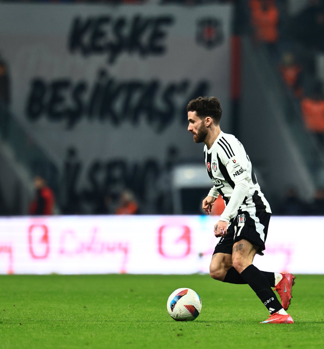 Besiktas's tweet photo. Unstoppable. 🤜🏻🤛🏻 #RafaSilva https://t.co/beXVNQw93u