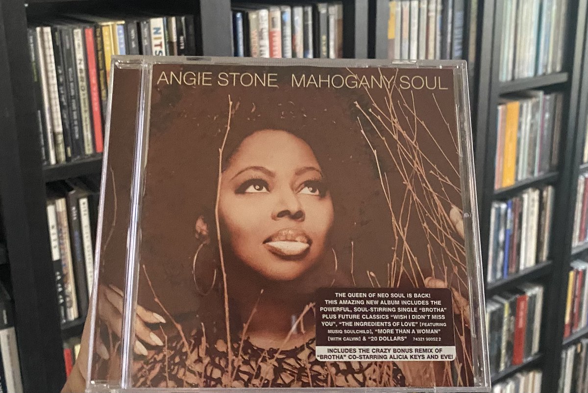 Wat een triest nieuws: Angie Stone verongelukt. De laatste tijd weinig naar haar muziek geluisterd, maar vandaag gaat ‘Mahogany Soul’ op repeat. Ter nagedachtenis. #rip