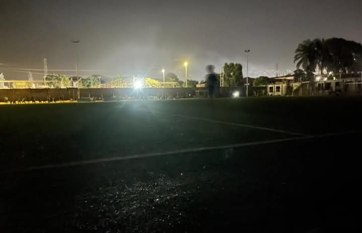 The match between Old Edwardians and Abacha City was halted in the second half due to a power failure at the SLFA Academy. Old Edwardians were leading 1-0 at halftime, with Samuel Grandi scoring the only goal. The incident highlights concerns over the reliance on EDSA for match