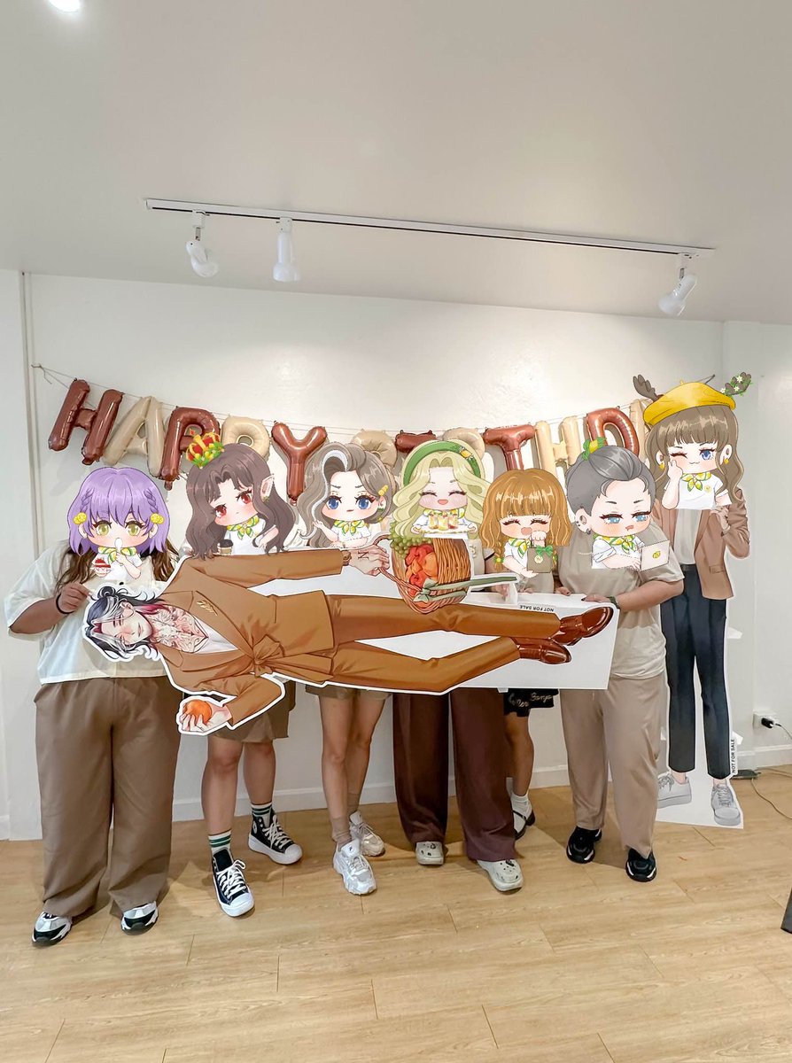 𝘪𝘯 𝘧𝘳𝘰𝘯𝘵 𝘰𝘧 𝘵𝘩𝘦 𝘤𝘭𝘰𝘴𝘪𝘯𝘨 𝘨𝘢𝘵𝘦...

ทีมงานและท่านเจ้าของสวน
"ชักภาพร่วมกัน"

—𝘸𝘪𝘵𝘩 𝘭𝘰𝘷𝘦, 🍋.