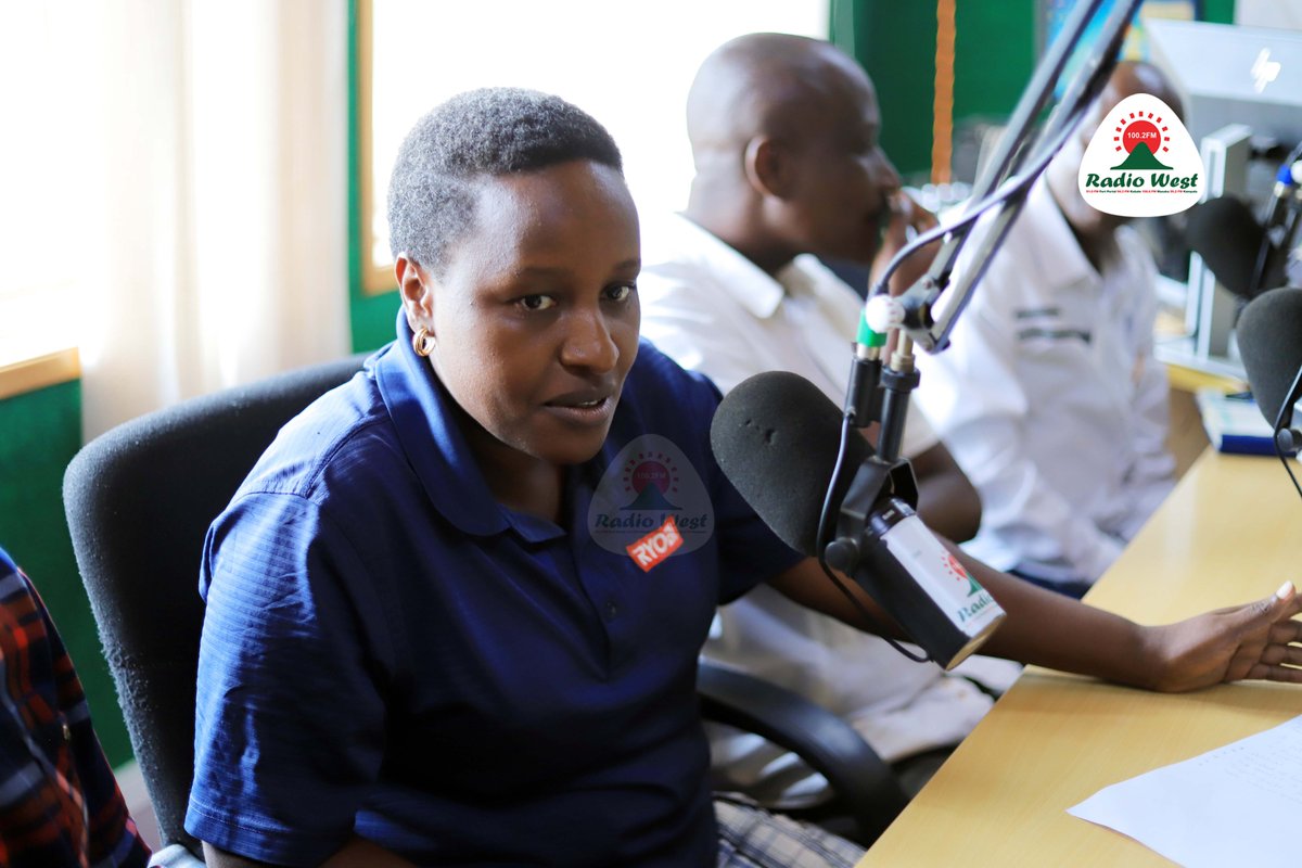 Yegaite aha Puroguraamu #ManyaEbirikufaOmuIhangaRyawe.

Tugambe aharuramburo rwa Purezidenti Museveni omuri Ankole. Ebirugiremu nibyoreka ngu PDM eriyo neekora kurungi. Okwo omumaka gaanyu ekozire gye?

Nitugamba n'ahakaruuru ka Kawempe North 

#GambaMpurire
📸: <a href="/tush_andre/">Tushabe Andrew</a>