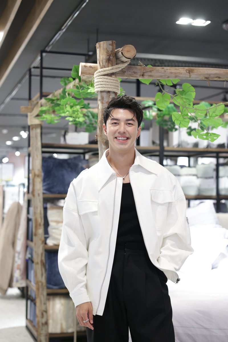 instyleasia's tweet photo. Nine Naphat (Friend Zone), a renowned Thai actor dazzles in chic white blazer dress with black bodysuit and pants at HOOGA Grand Opening, Bangkok.
#HOOGAThailand #HOOGA #Bangkok #นายณภัทร #เซ็นทรัลเวิร์ล #NineNaphat #Friendzone #travelThailand #タイ俳優 #タイ旅行 #バンコク https://t.co/QwudplPOja