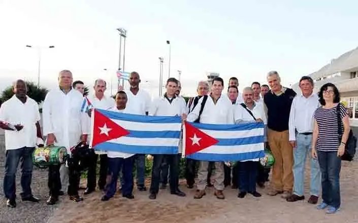 #CorazónRojo recuerda con orgullo, la partida hacia Chile el 2 d marzo de 2010 d una brigada médica cubana perteneciente al Contingente Henry Reeve. Su misión era prestar ayuda en las áreas afectadas por el sismo y tsunami q azotaron esa hermana nación.#IzquierdaLatina #CubaSalva
