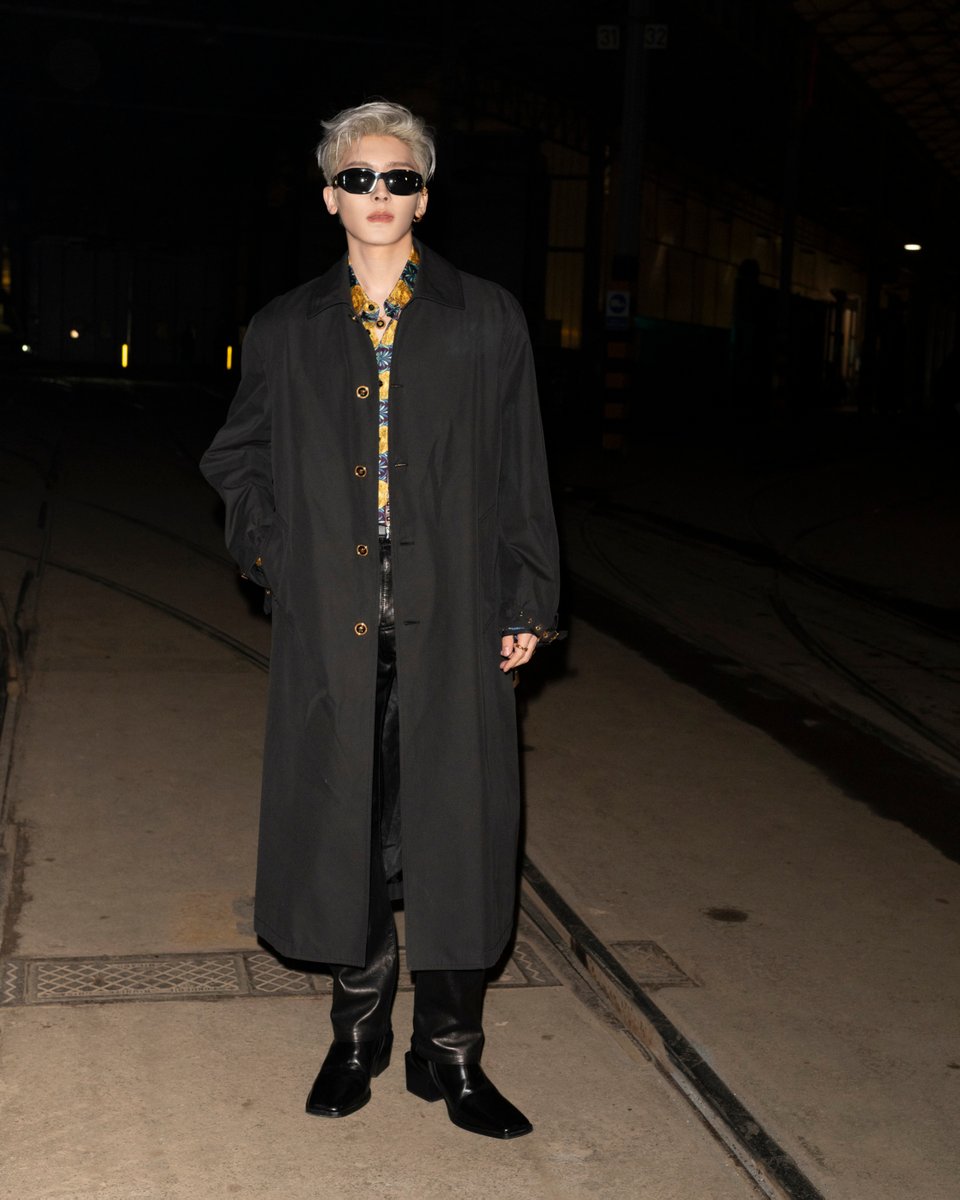 Versace's tweet image. #HouMinghao at the Fall-Winter 2025 fashion show

#VersaceFW25
#Versace
