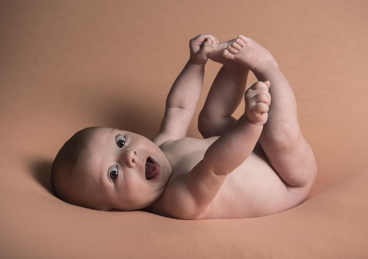 ¿Alguna vez te has preguntado por qué los bebés, a pesar de ser tan pequeños y frágiles, no parecen pasar tanto frío como los adultos? ¡La respuesta está en un tipo especial de grasa llamada grasa parda! Hoy te explico cómo funciona y por qué es tan fascinante. 👇