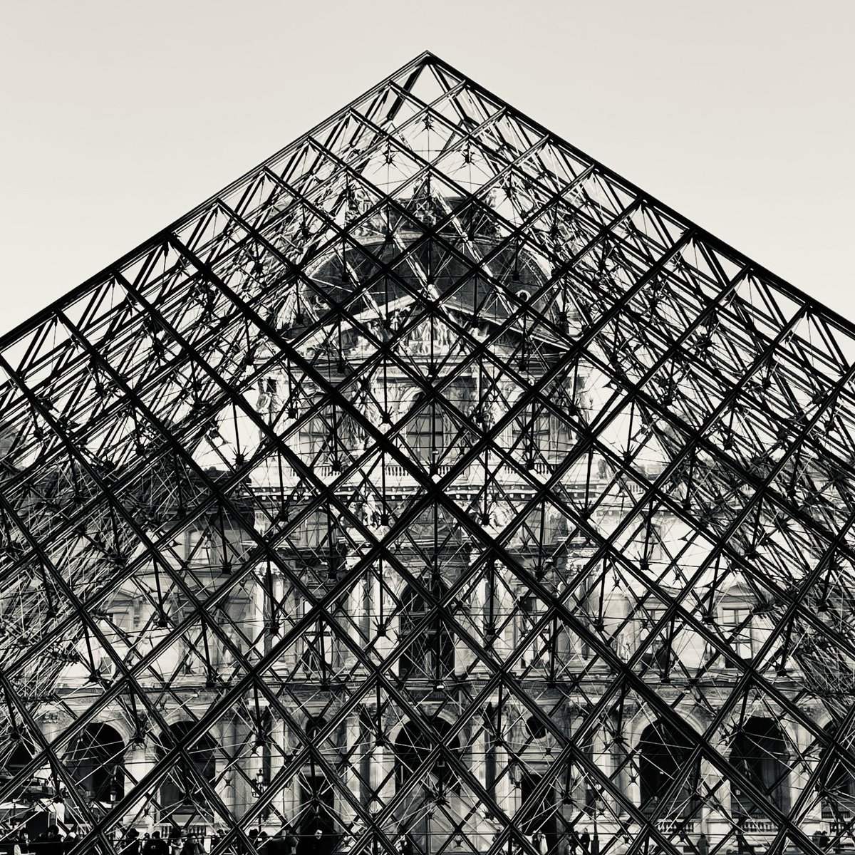 El Louvre i la piràmide. 

I. M. Pei, 1989.