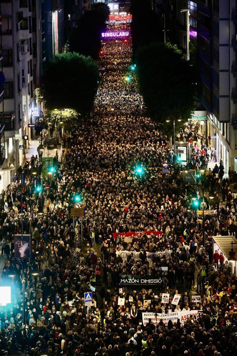 La pròxima volta que algú tinga la temptació de dir que els valencians i les valencianes som un poble meninfot, que se’n recorde d’aquesta foto d’Eva Máñez. 5 mobilitzacions massives després de la DANA. Hi ha un president que ja no és “molt honorable”, però si que és molt covard