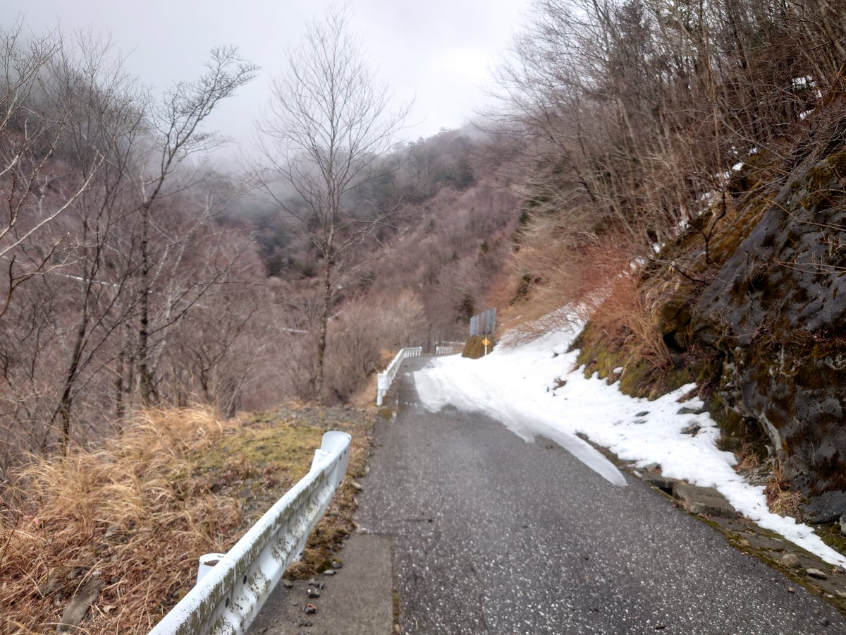 fiiHom_Mamiya's tweet photo. ここ最近温かったので上がってみたが雪に阻まれた。標高1400m位から深くなってノーマルタイヤでは進めなかった。残念 https://t.co/bNbxLUrpdL
