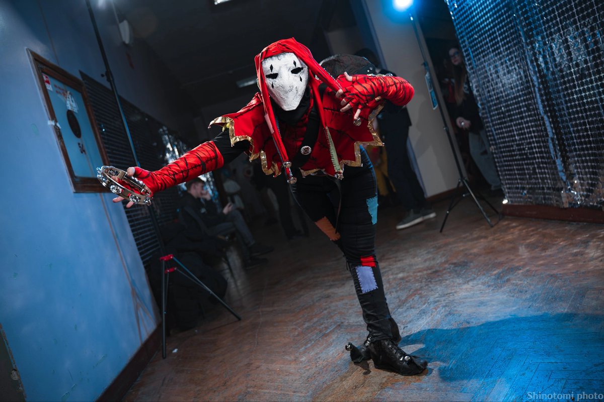 DecrawRoman's tweet photo. 🎭— Yes, I hit him with my lute, that's a big sacrifice. 🎭
#DarkestDungeon #darkestdungeon2 #jester #cosplay #cosplayer #jestersarmenti #jestercosplay #darkestdungeoncosplay https://t.co/FRzKimxktP