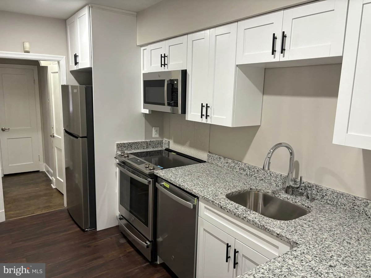 hammersmithteam's tweet image. 4015 Duvall Avenue, Baltimore, MD, 21216
4 bed | 3 bath 2016 Sq. Ft.
Active | 299900
bit.ly/43idzlD
Newly remodeled duplex ready for the next owner. Three finished levels, covered front porch, spacious back and side yard. Come see this move in ready home...