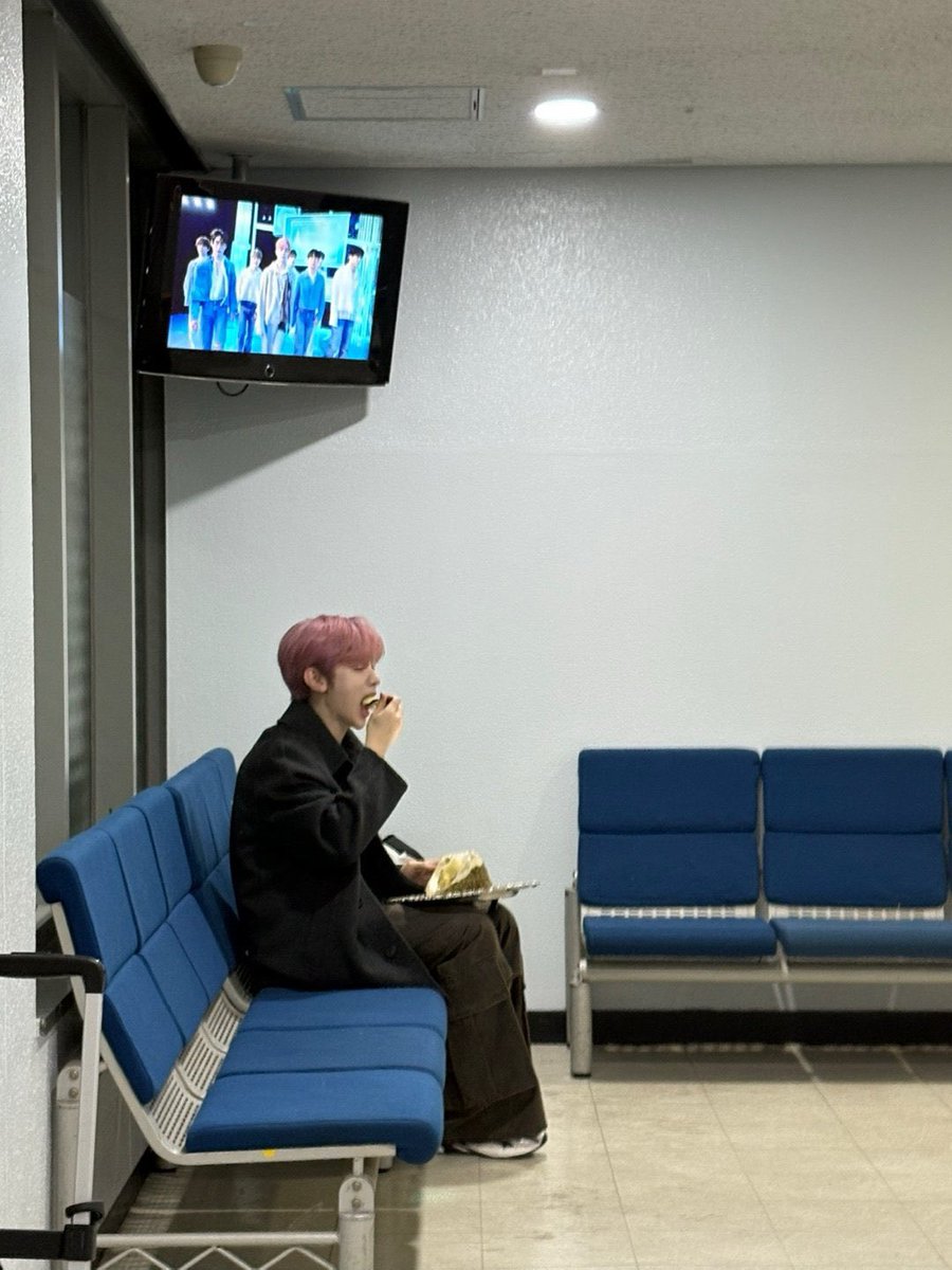 아진짜구라치지마 장하오 새벽부터 제로즈 두리안먹일라고 바닥에서 직접 손질하고 구석으로 유배당해서 혼자 두리안 반통 퍼먹었다고?ㅜㅜㅜㅜ