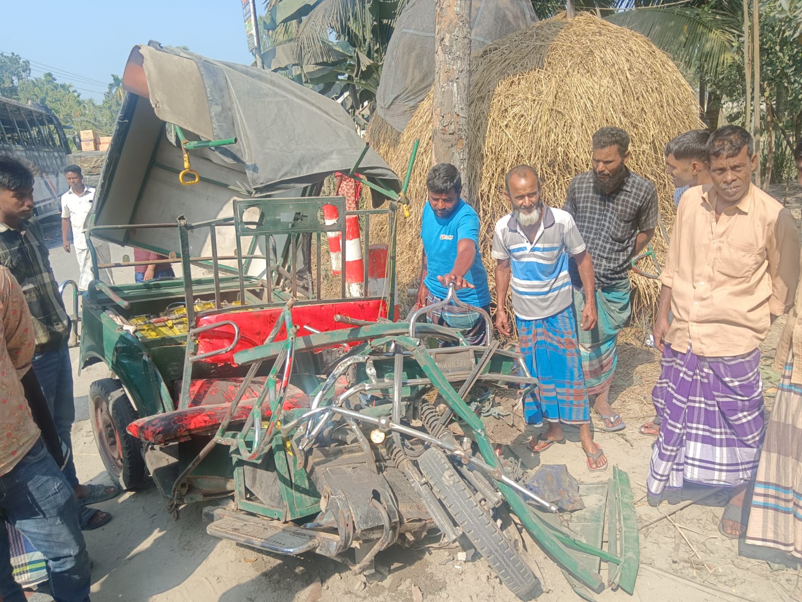 জামালপুরে বাসের ধাক্কায় অটোরিকশার যাত্রী নিহত, বাসে আগুন