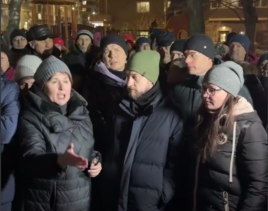 ecmo_ru's tweet image. 👧👶Дети и взрослые - против стройки!

Возмущенные жители Долгопрудного высыпали  на улицу 😤Дело в том, что во дворе, буквально за забором детсада, на Новом бульваре началась коммерческая застройка: ecmo.ru/news/stroyka-z…

✅Наш канал t.me/ecmoru

#долгопрудный