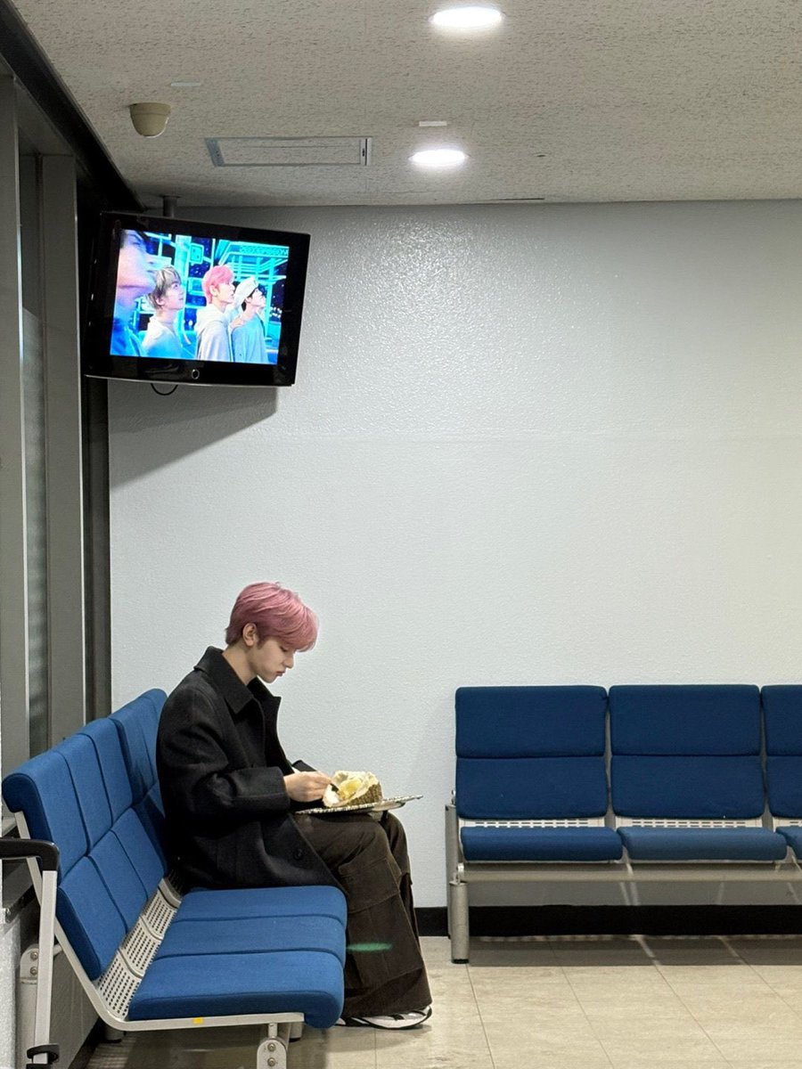 cathaolic's tweet image. what a sight... just an idol sitting alone at a corner bc his durian stinks 😭