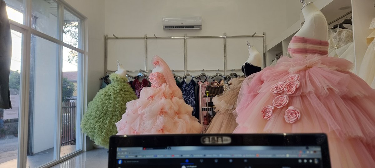 JanTwoEks's tweet photo. nagbebenta na kami ulit ng gown https://t.co/TLxd80OGiN