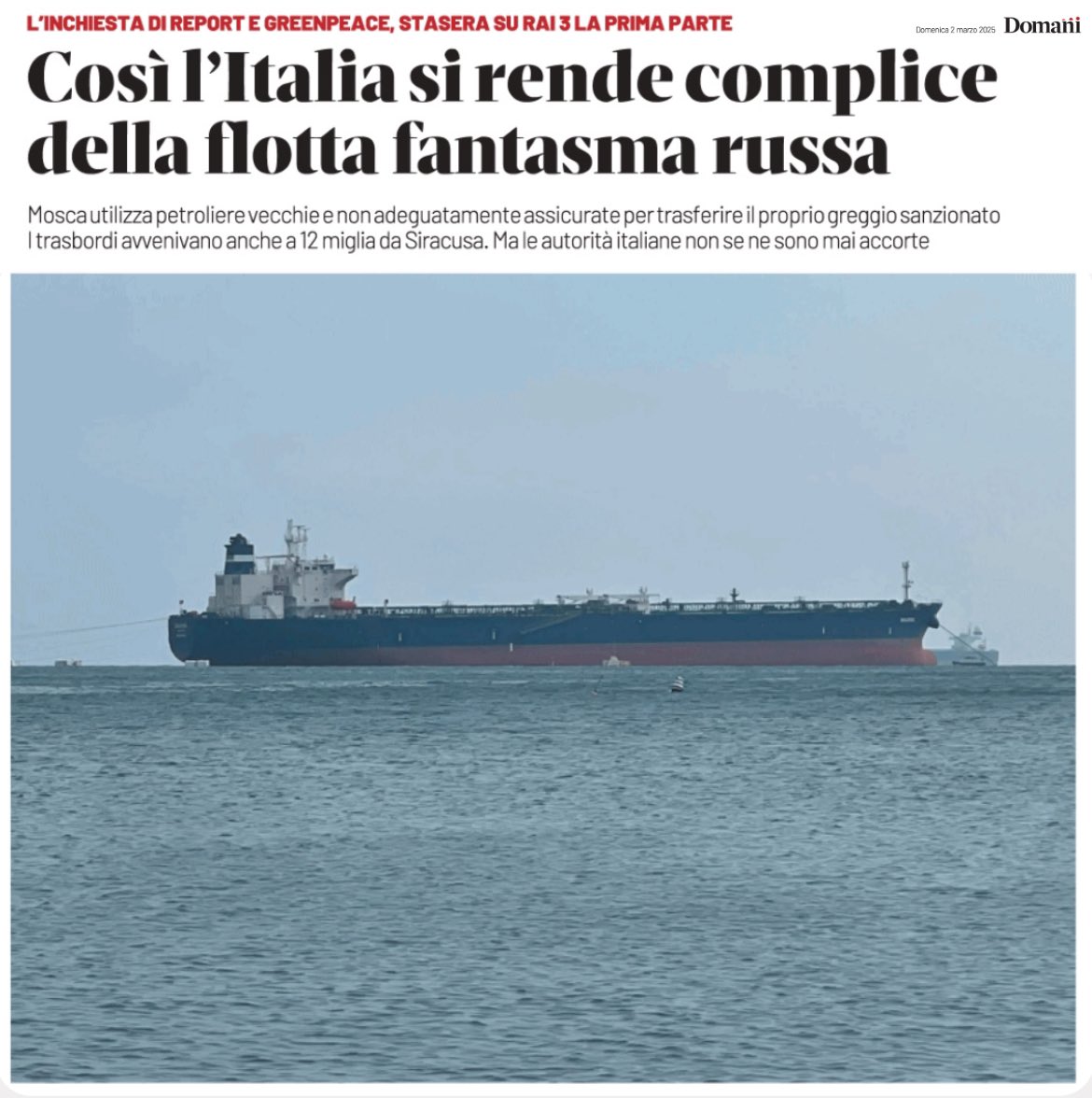MarcoFattorini's tweet photo. Le autorità italiane non si sono mai accorte che a 12 miglia dalla costa di Siracusa le navi della flotta fantasma russa trasferivano il petrolio sanzionato su navi “pulite”. Almeno 10 i trasbordi fatti tra il 2024 e il 2025. In almeno 4 casi il carico è stato poi consegnato nei nostri porti. Lo rivela un’inchiesta di Report e Greenpeace.