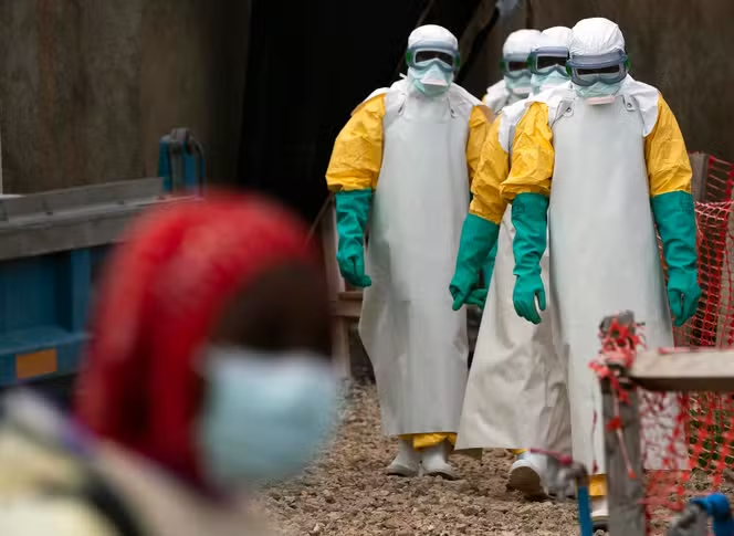 historiente's tweet photo. 🇺🇬 | #URGENTE: Un niño de 4 años muere por ébola en Uganda, lo que genera preocupación sobre la vigilancia de la enfermedad. 

Este es el segundo fallecimiento desde el brote a finales de enero. Aunque ocho pacientes fueron dados de alta en febrero, este caso cuestiona la efectividad del control del brote. 

La OMS y autoridades locales refuerzan la vigilancia y el rastreo de contactos. 

#Uganda #Ébola #Salud #Ebola #Africa