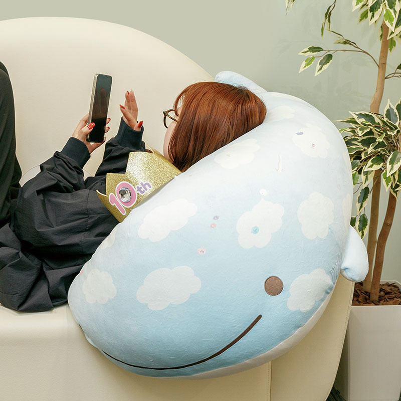 じんべえ〜 部屋に置いたら存在感1000%…!? な超特大ぬいぐるみが登場