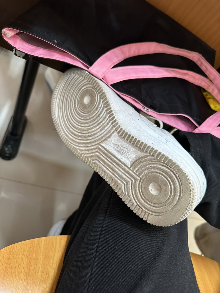 实在太好看了，还给我拍露脸中指的视频，认识了没一星期贡了1k多了，再继续怕是要破产了