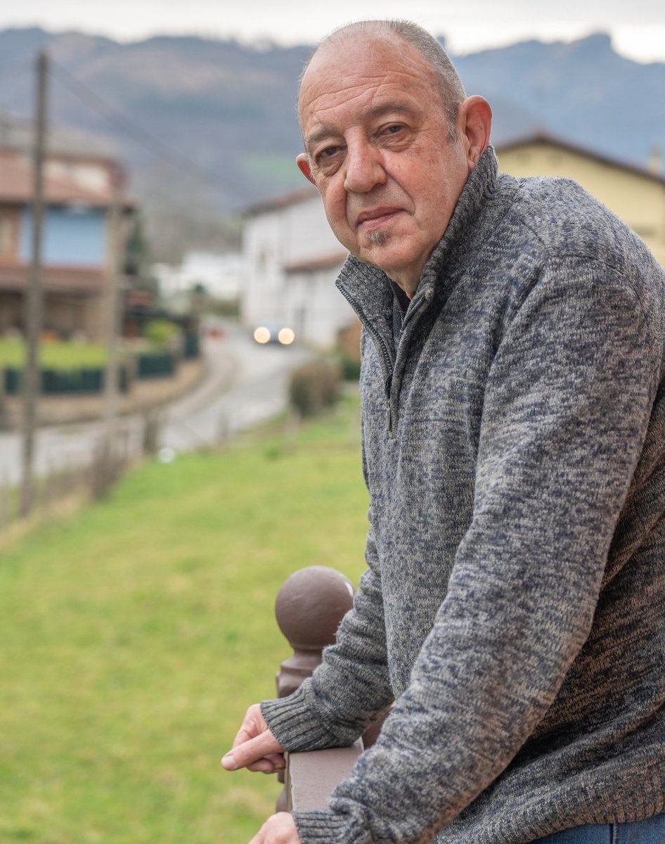 EITB:

"Euskal Herria: lau haizeetara" dokumentala:

Madrildik ekartzen zuten esatari bat gaztelaniazko bertsioa egiteko: Niri euskarazko bertsioa egiteko halako bi ordaintzen zioten.

Hotel  ona jartzen zioten.

Nik, autobidea neuk pagatu behar"

berria.eus/bizigiro/hizku…