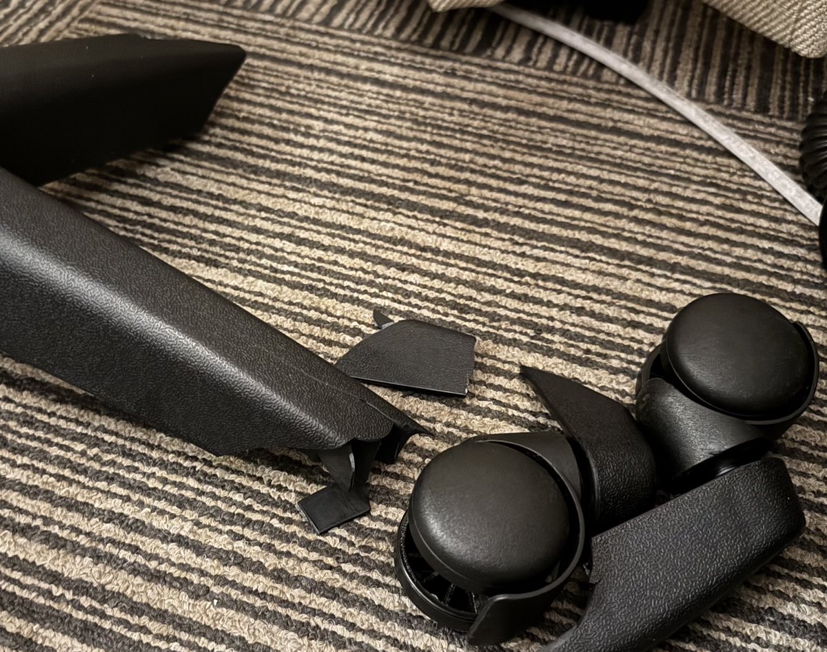 当店のルガディンが丸椅子を破壊しました💥