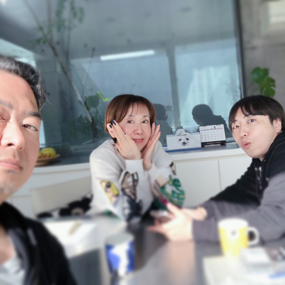 RyotaTosaka's tweet photo. 奈美さんとの作戦会議。
今年記念すべき10回目のNamiStyle The LIVE。
プロデュースさせて頂きます。
スッピン綺麗すぎでしょ。
#奈美悦子 #NamiStyle #namistylethelive
#登坂亮太 #Eaton_ #プロデューサー #プロデュース #ボーカルディレクター #ボーカルディレクション #レコーディングレッスン https://t.co/5wpnQnuB8S