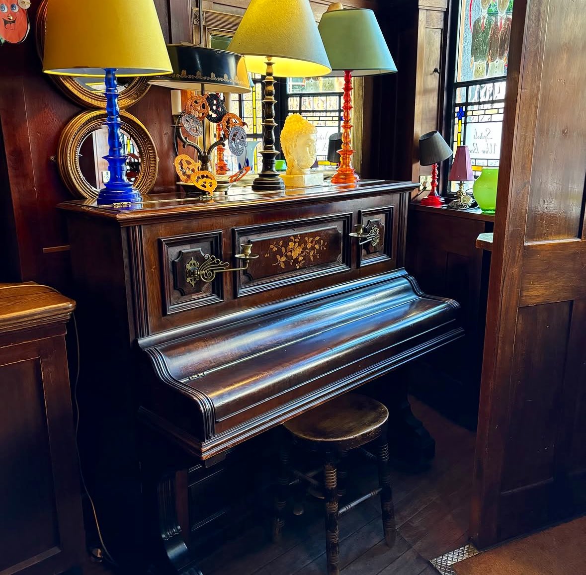 LondonPubMap's tweet image. The Golden Heart is a two bar pub which that has one of the best surviving examples of Truman’s 1930s decor. The pub also has a Wurlitzer Jukebox.
#spitalfields #goldenheart #decor