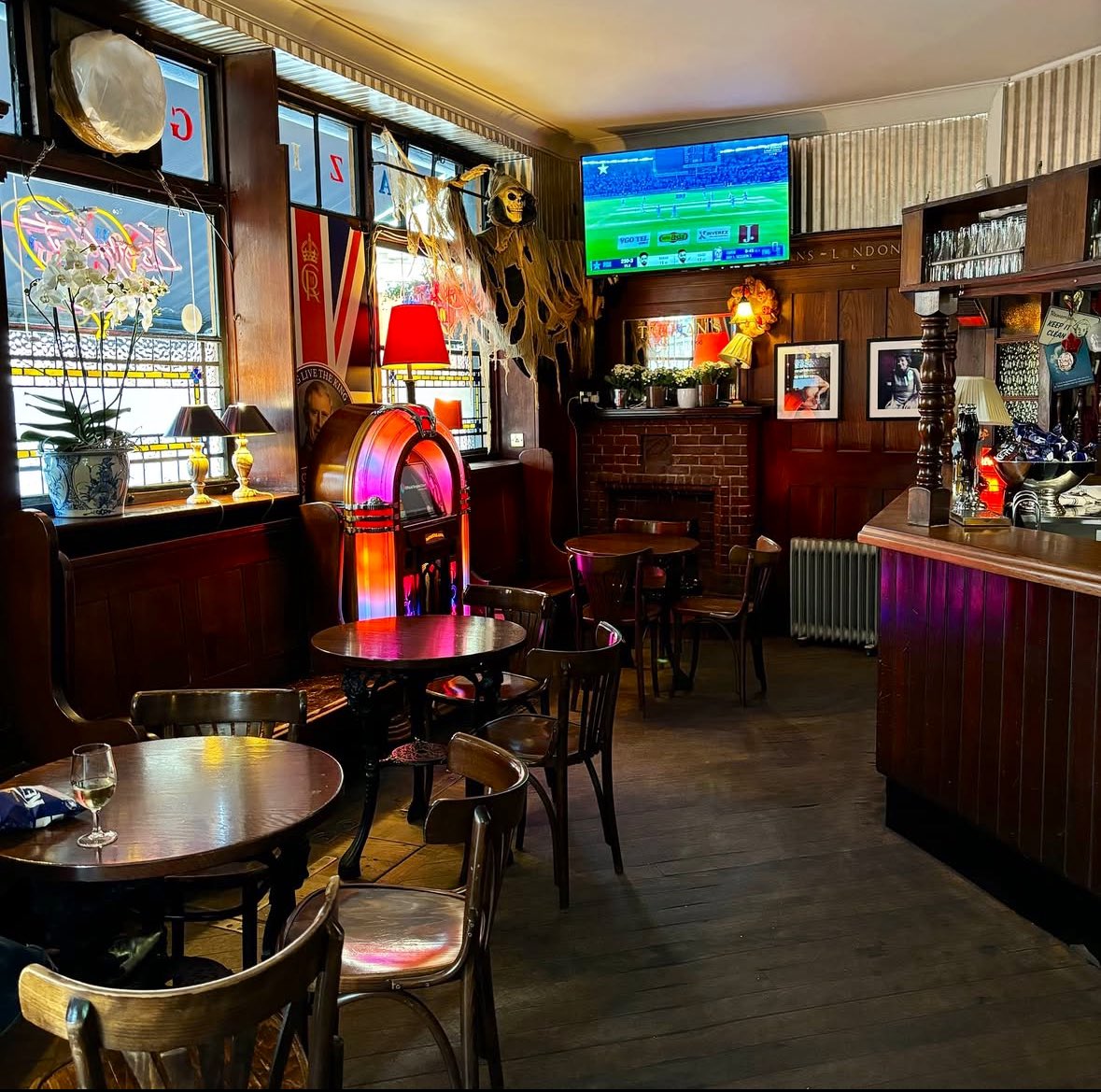 LondonPubMap's tweet image. The Golden Heart is a two bar pub which that has one of the best surviving examples of Truman’s 1930s decor. The pub also has a Wurlitzer Jukebox.
#spitalfields #goldenheart #decor