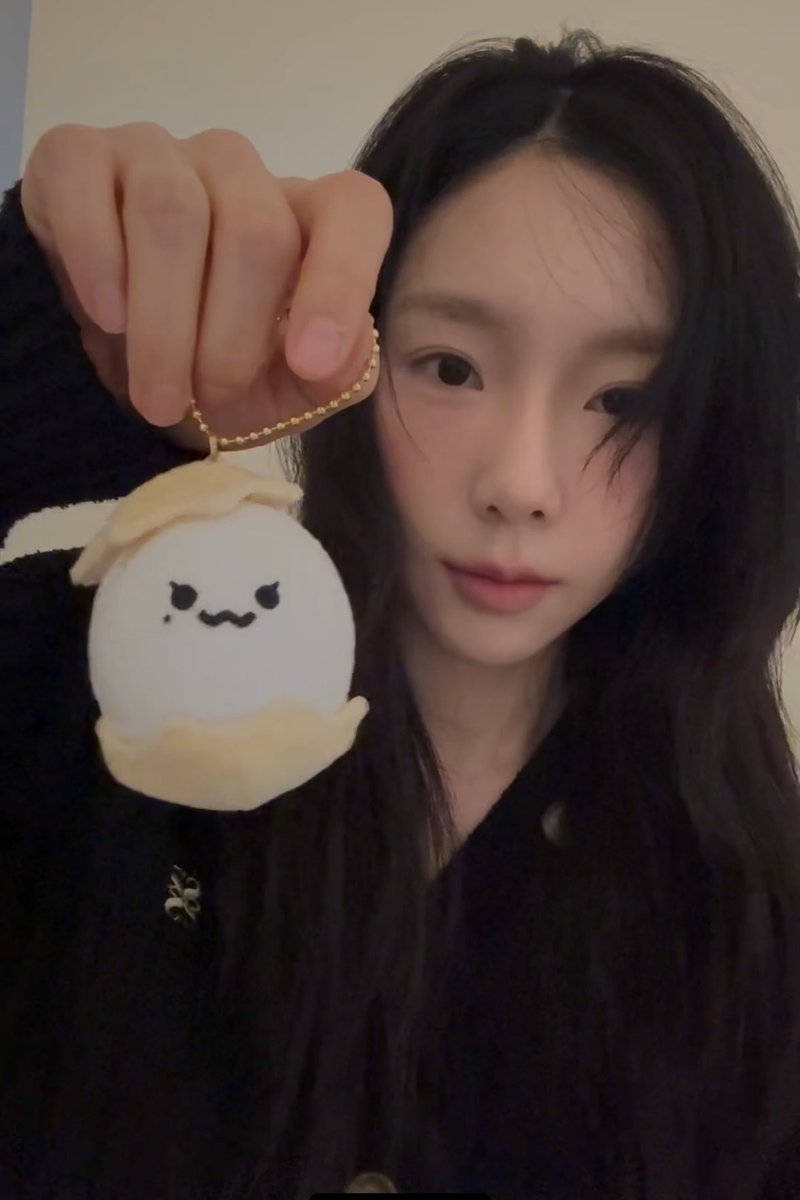 309KTYSS's tweet image. Taeyeon is going live on Weverse and introduced another version of Taenggeu! 🐣

#태연 @TAEYEONsmtown