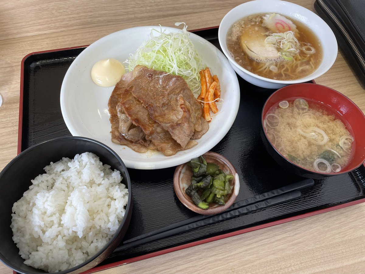 稽古前は、だいたい師匠の営む食堂で御夫妻の作ったご飯を食べてから道場に向かうのがスタンダードだが､､､忙しい時は道すがらパチ屋の食堂に駆け込みます。早いしメニューも豊富だし、それなりに美味いのでとても助かります。今日は生姜焼き定食に半ラーメンを急いで食べて道場へ〜