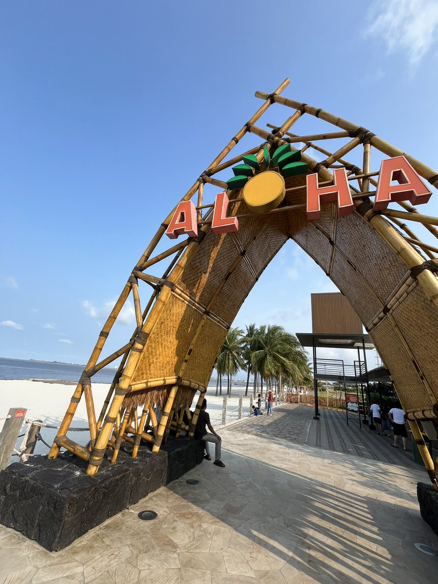 Tomokinesia's tweet image. ハワイに来ました！嘘です、バリです。じゃなくてジャカルタですー。日差しが痛い、昼間に来るところじゃないですね、日の入り前の涼しくなってからで充分。
#ジャカルタ #PIK #ALOHA