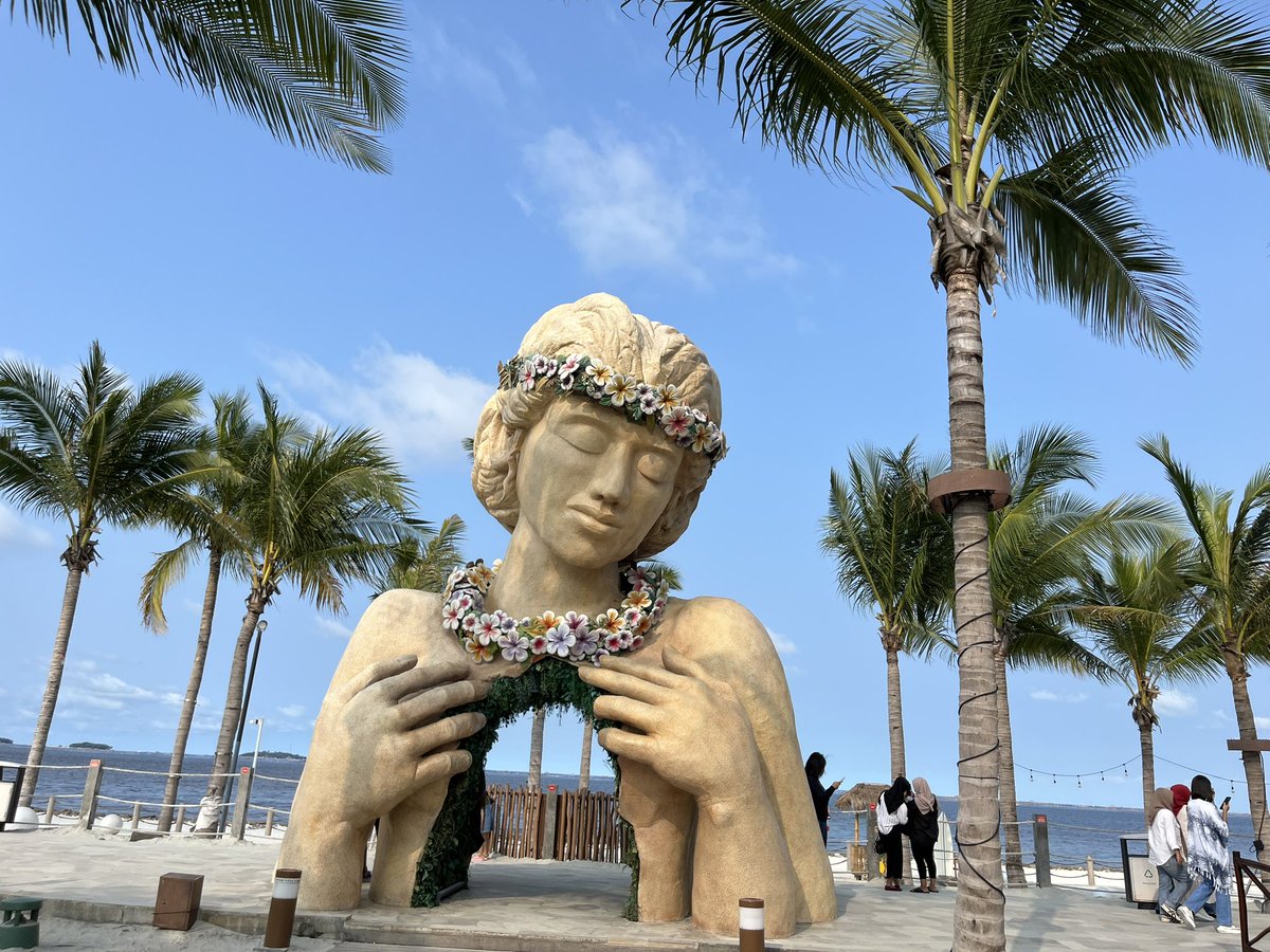 Tomokinesia's tweet image. ハワイに来ました！嘘です、バリです。じゃなくてジャカルタですー。日差しが痛い、昼間に来るところじゃないですね、日の入り前の涼しくなってからで充分。
#ジャカルタ #PIK #ALOHA