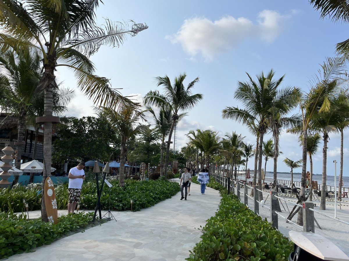 Tomokinesia's tweet image. ハワイに来ました！嘘です、バリです。じゃなくてジャカルタですー。日差しが痛い、昼間に来るところじゃないですね、日の入り前の涼しくなってからで充分。
#ジャカルタ #PIK #ALOHA