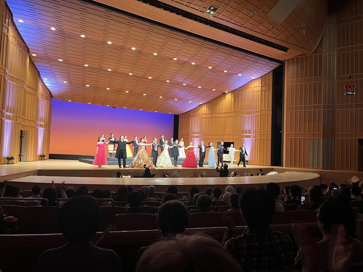 oilysr's tweet photo. お世話になっているボーカルレッスンの師匠が出演されるとのことで、河内長野のラブリーホールにオペラガラコンサートを観に行きました。オペラのことは分かりませんがめっさ凄かった。人間ってどんな鍛錬を積めばあんな声が出るようになるのだろう？感動し過ぎて2年以上ぶりに呟いてしまった（笑） https://t.co/wbuXzZIewY
