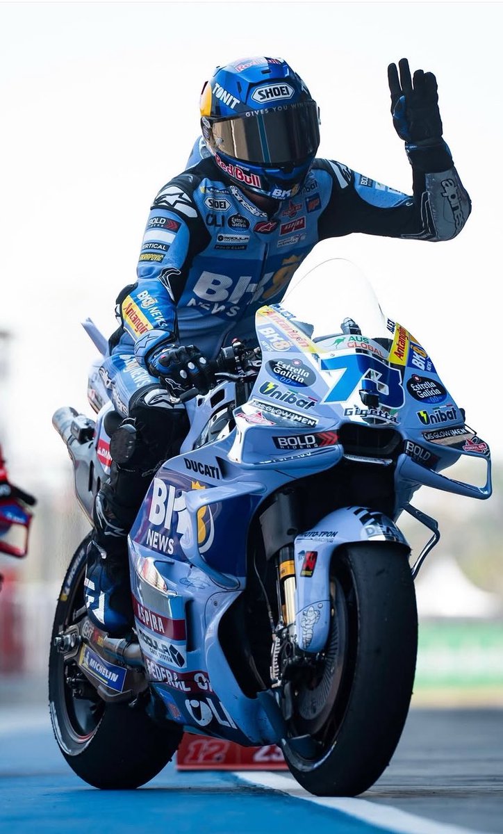 Que grande eres Alex. Que ejemplo de trabajo y perseverancia eres. A pesar de que tengas que hacer más que el resto para se te valoren tus logros, no te rindes.  Y siempre llegas, siempre demuestras el pilotazo que eres. Te admiro mucho tío.