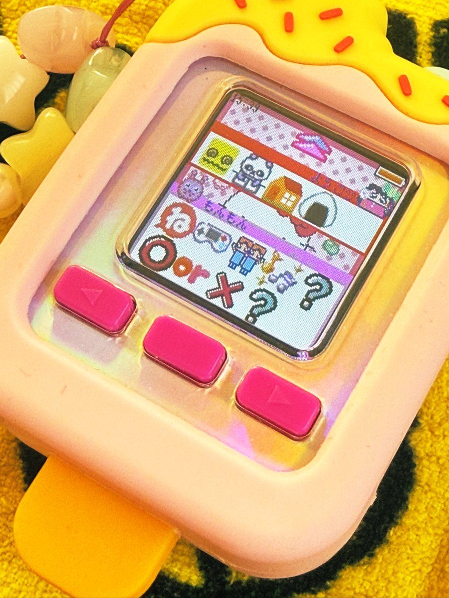 yuruyuruofuton's tweet photo. こういうオモチャによわいワタシ…
誰か…どこかに…
同志はおりませぬか…??
(絵文字のポケベルみたいな、AIとやり取りもできる令和玩具〜✨️)
#emojam #ガジェット ? https://t.co/w0V7U9xBjp