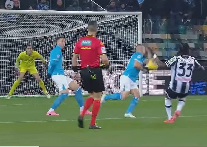 crescoppola's tweet image. L’arbitro è lo stesso, #Doveri

Anche in questo caso ha fatto il suo dovere, obbedire.

Primo caso: Napoli contro Udinese. Fallo di mano di Lobotka. Rigore, subito fischiato.

Secondo caso: Napoli contro l’Inter. Fallo di mano di Dumfries. Niente rigore, niente Var.

#FNS