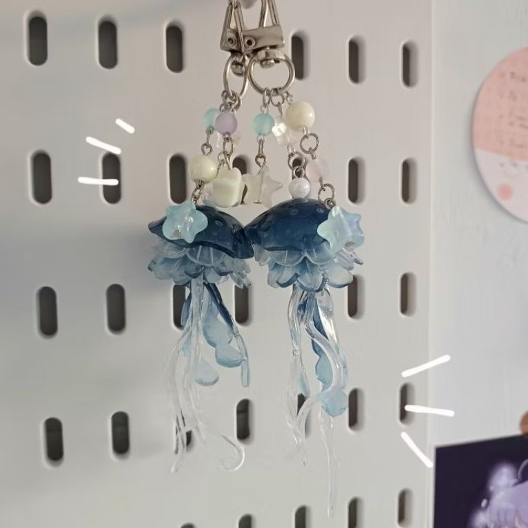 uncroffle's tweet photo. ubur-ubur ikan lele, ada keychain/bagcharm lucuu nih le..🪼🐟🥫 https://t.co/DN50tKJXMI