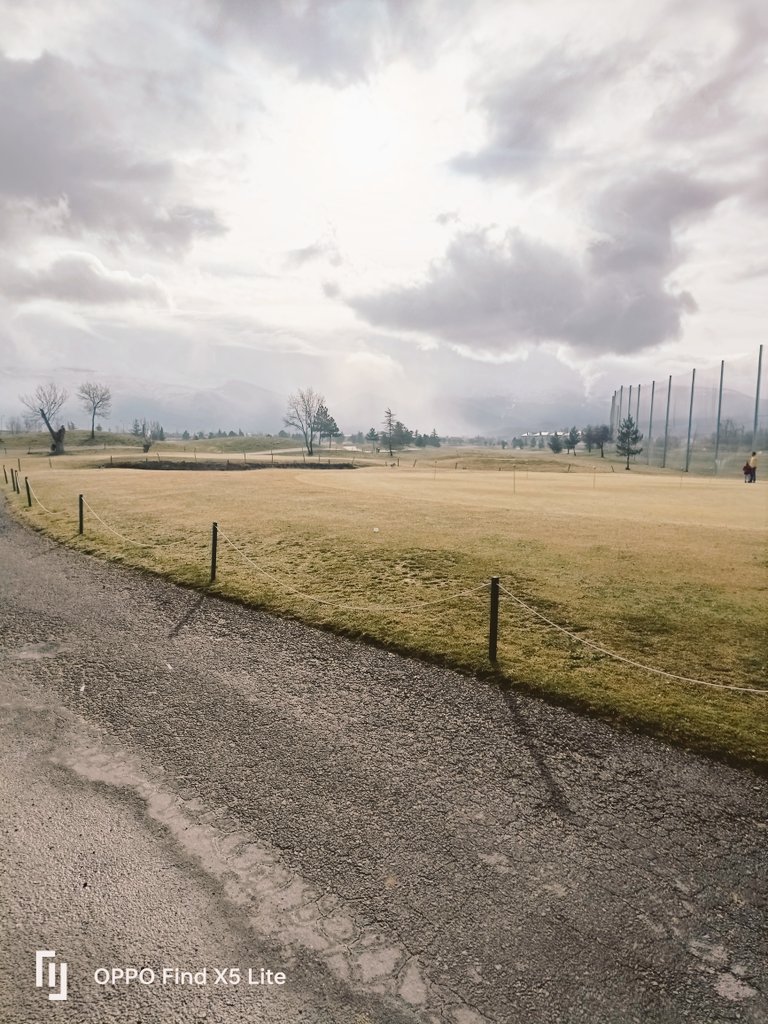 Una vez más se equivocan en el pronóstico del tiempo <a href="/AEMET_Esp/">AEMET</a> y muchísimas cancelaciones en <a href="/FaisaneraGolf/">La Faisanera Golf</a> . Una pena!