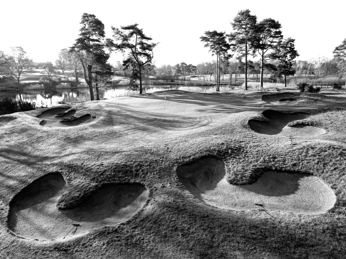 Bunkers aplenty on the beautiful Par three 10th hole ⛳️ <a href="/PurdisHeathGolf/">Ipswich Golf Club</a>