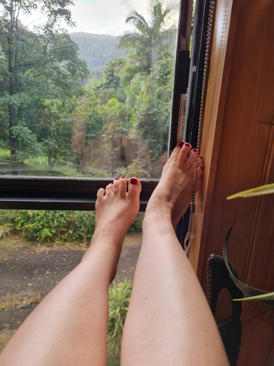 Should I open it? 🤔 🤭

#feet #cheekyfeet #voyeurfeet
#feetworshi̇p #feetlover