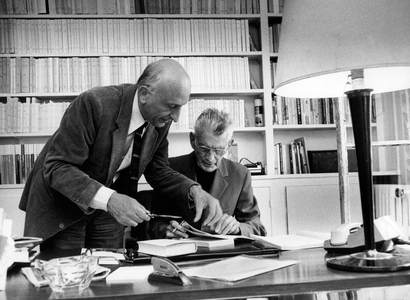 Cuando Jérôme Lindon conoció a Samuel Beckett:

«Un día, en 1950, un amigo mío, Robert Carlier, me dijo: "Deberías leer el manuscrito de un escritor irlandés que escribe en francés. Se llama Samuel Beckett. Seis editores ya lo han rechazado". Desde hacía dos años dirigía las