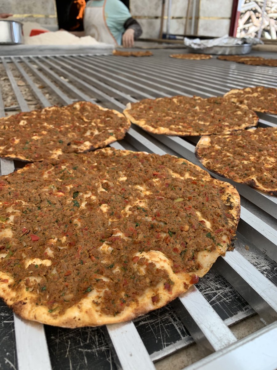 Çocukken ramazan ayında fırına gitmek bizim görevimizdi. Mis gibi yemek ve pide kokuları arasında sıra beklerdik. Biber ve patlıcan kebapları, tepsiler, üzerinde isim yazan ve buharı tüten güveçler, lahmacunlar, yağlı ekmekler, peynirli ekmekler…  Tam bir şölendi, güzel günlerdi